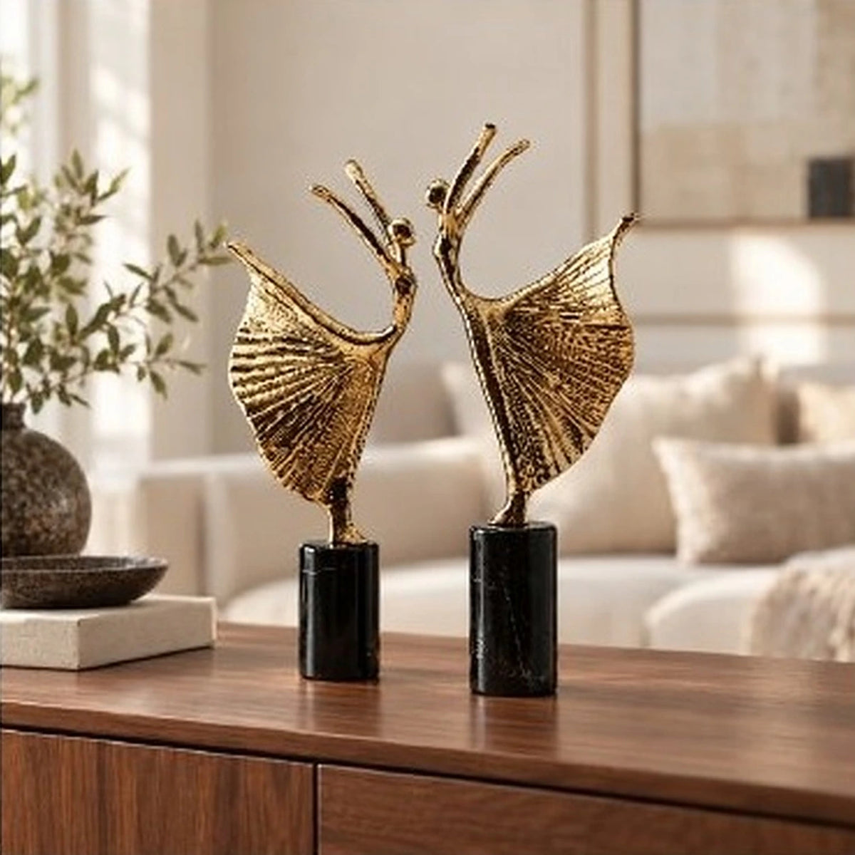 Bailarina decorativa en negro y dorado – adorno decorativo para sala