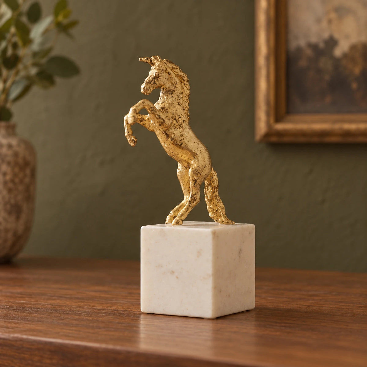 Caballo decorativo en blanco y dorado – adorno decorativo para sala