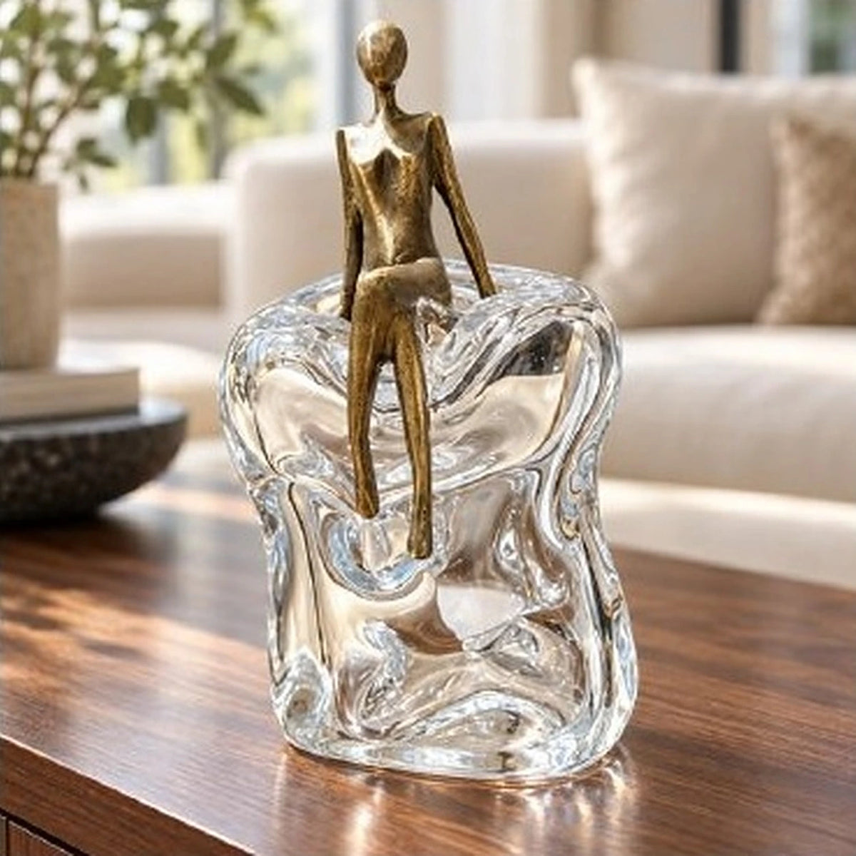 Decoración de vidrio con mujer sentada en transparente envejecido – adorno de vidrio soplado