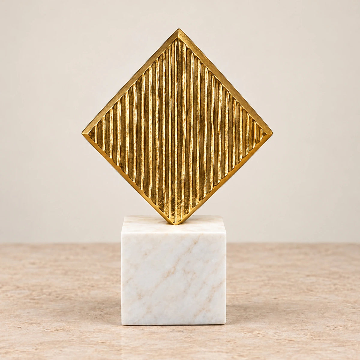 Diamante decorativo en blanco y dorado – decoración de escritorio