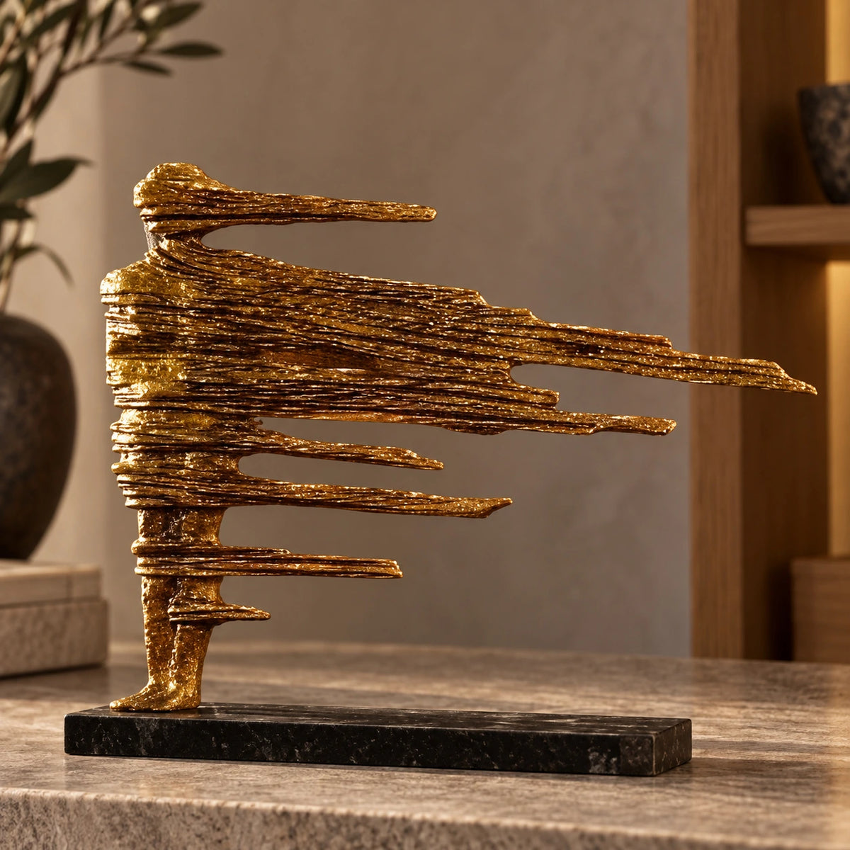 Mujer viento en blanco y dorado – adorno decorativo para sala