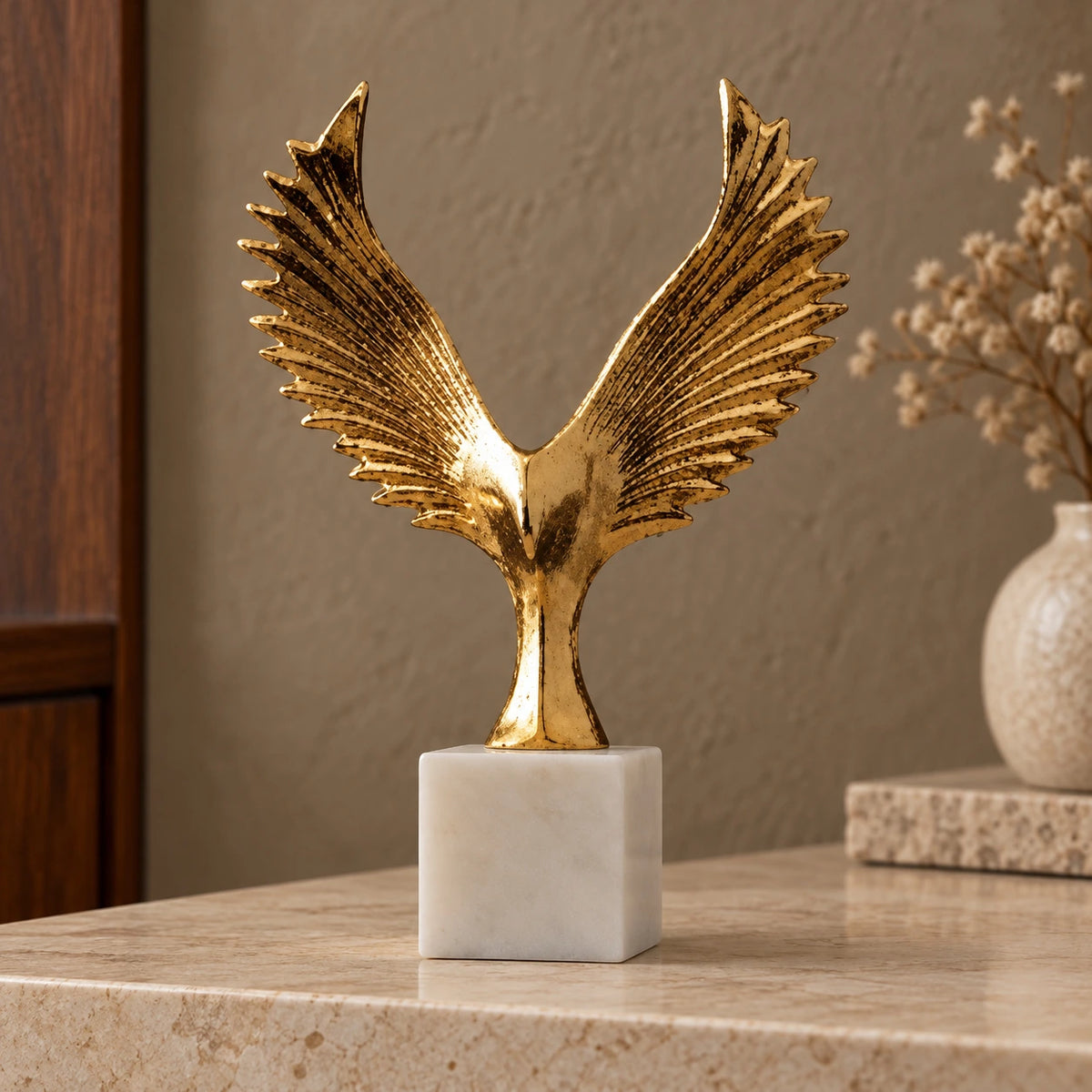Pájaro con alas decorativo en blanco y dorado – adorno decorativo para sala
