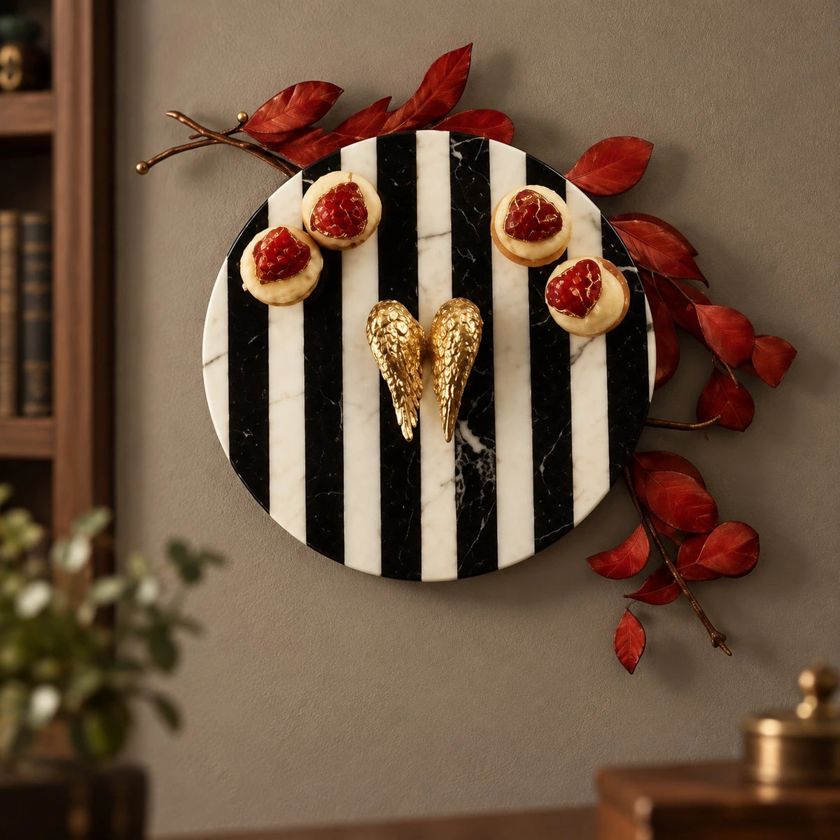 Soporte con alas de ángel en negro, blanco y dorado – adorno decorativo para sala