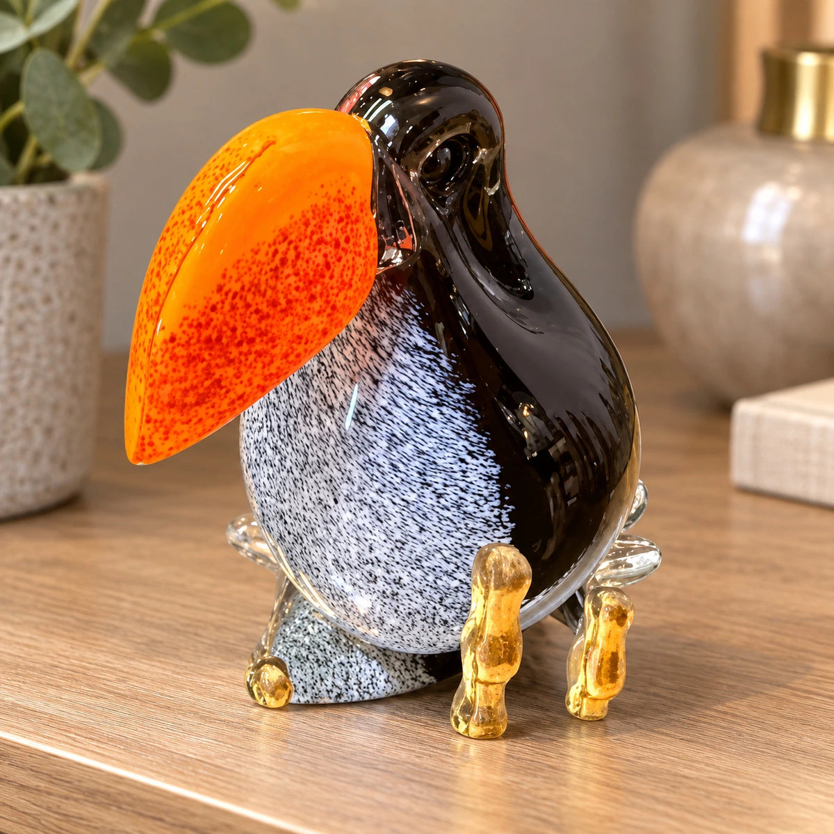 Tucán en negro, blanco y naranja – adorno decorativo para sala