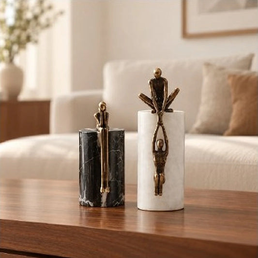 Acróbata decorativo en negro y blanco envejecido – escultura decorativa