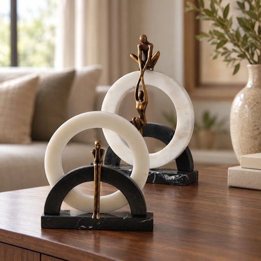 Aro con pensador / acróbata en negro y blanco envejecido – adorno decorativo para sala