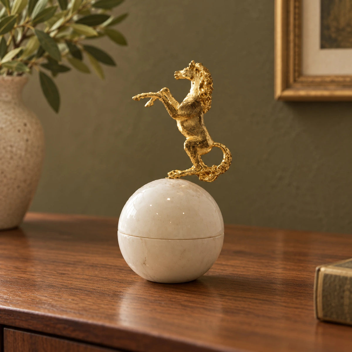 Bombonera con caballo en blanco y dorado – decoración para mesa de centro