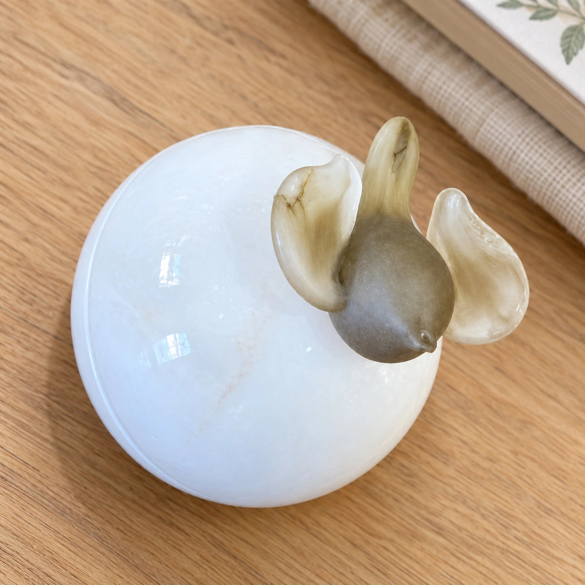 Bombonera con pájaro en blanco y verde oliva – decoración para mesa de centro