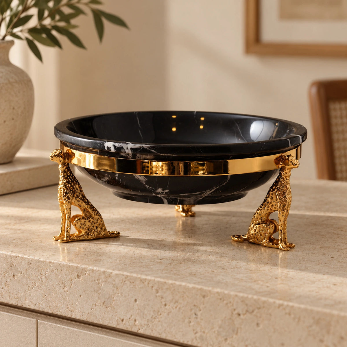 Bowl de mármol con 3 guepardos en blanco y dorado – centro de mesa decorativo