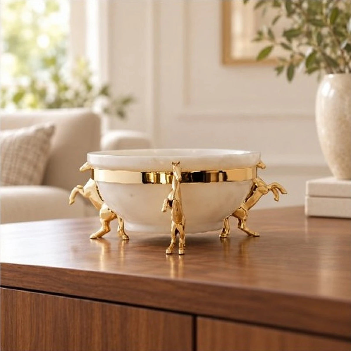 Bowl de mármol con aro y 3 caballos en blanco y dorado – centro de mesa decorativo