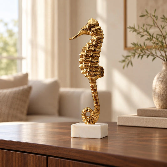 Caballito de mar en blanco y dorado – escultura decorativa