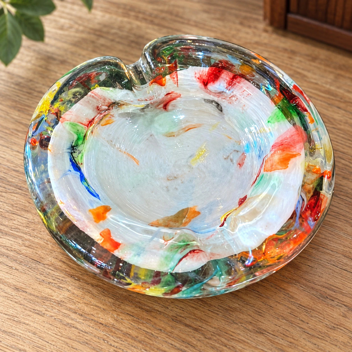 Cenicero de vidrio en multicolor – accesorio decorativo
