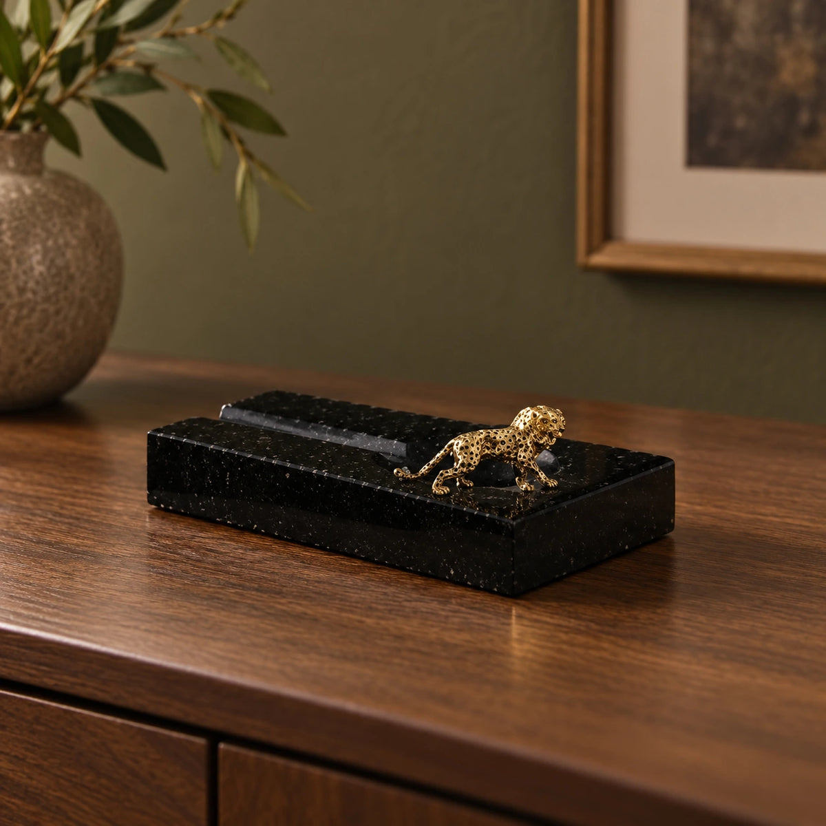 Cenicero para puros con león en blanco y dorado – accesorio decorativo
