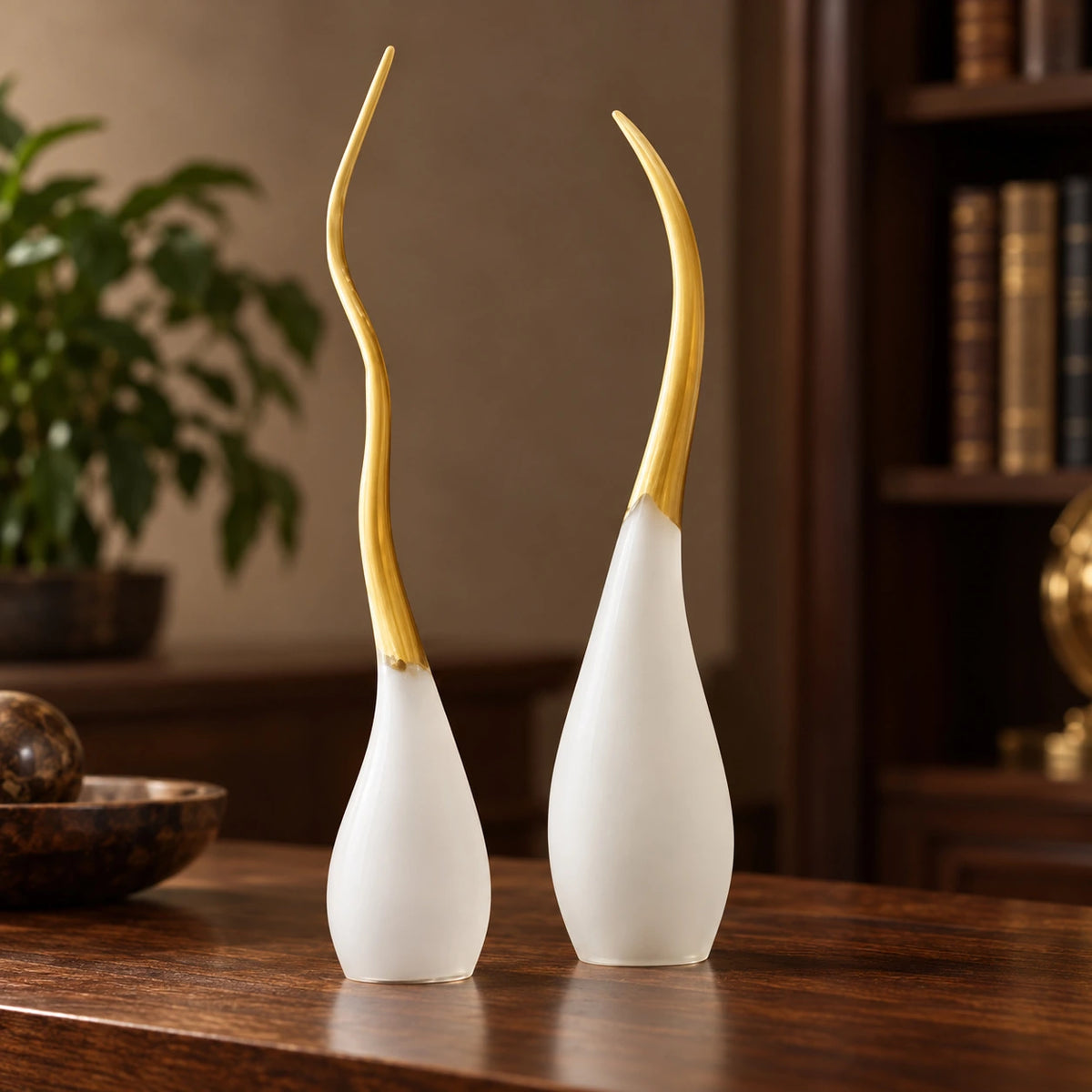 Colmillo decorativo en dorado – adorno decorativo para sala