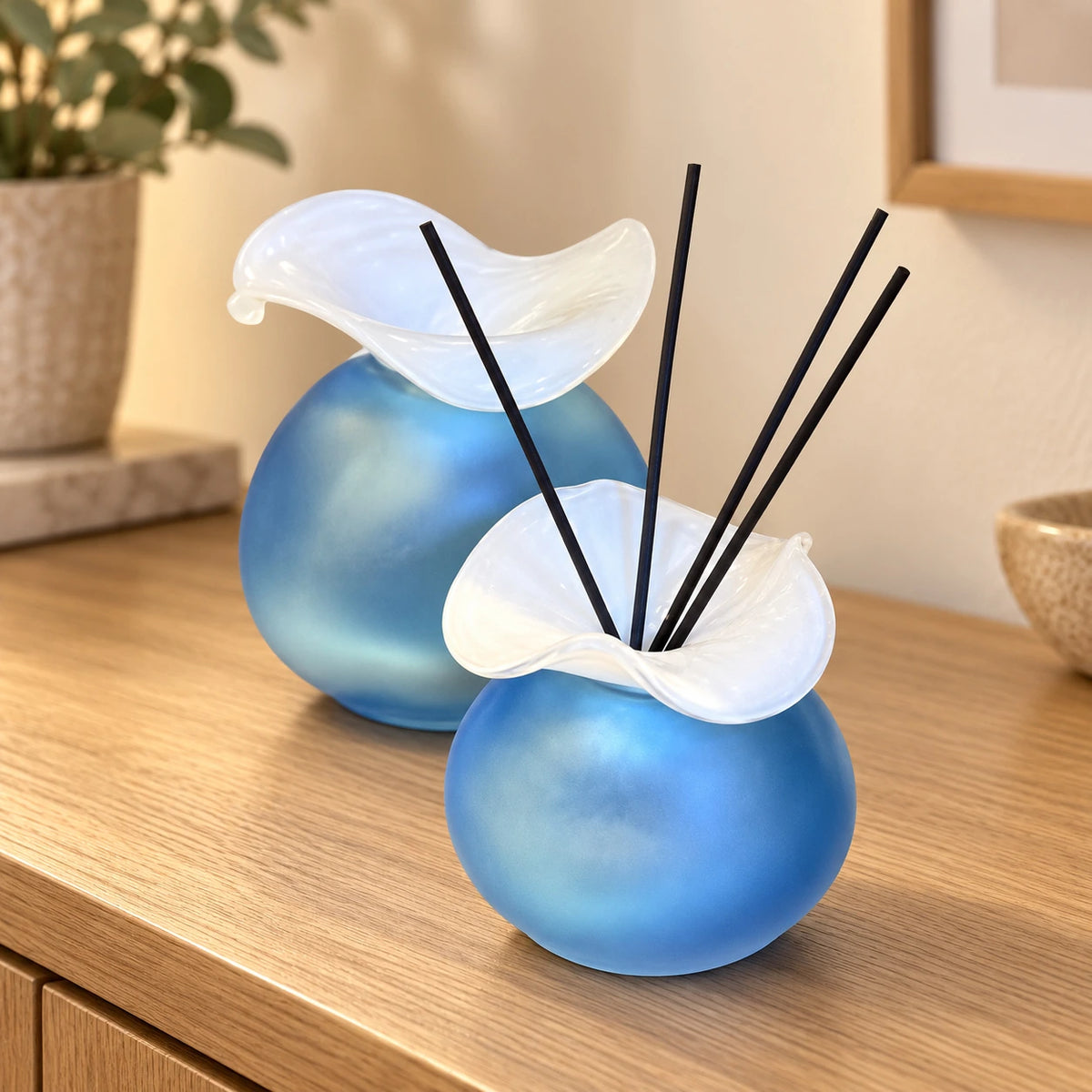 Difusor de vidrio con pájaro en azul y blanco – accesorio de mesa decorativo