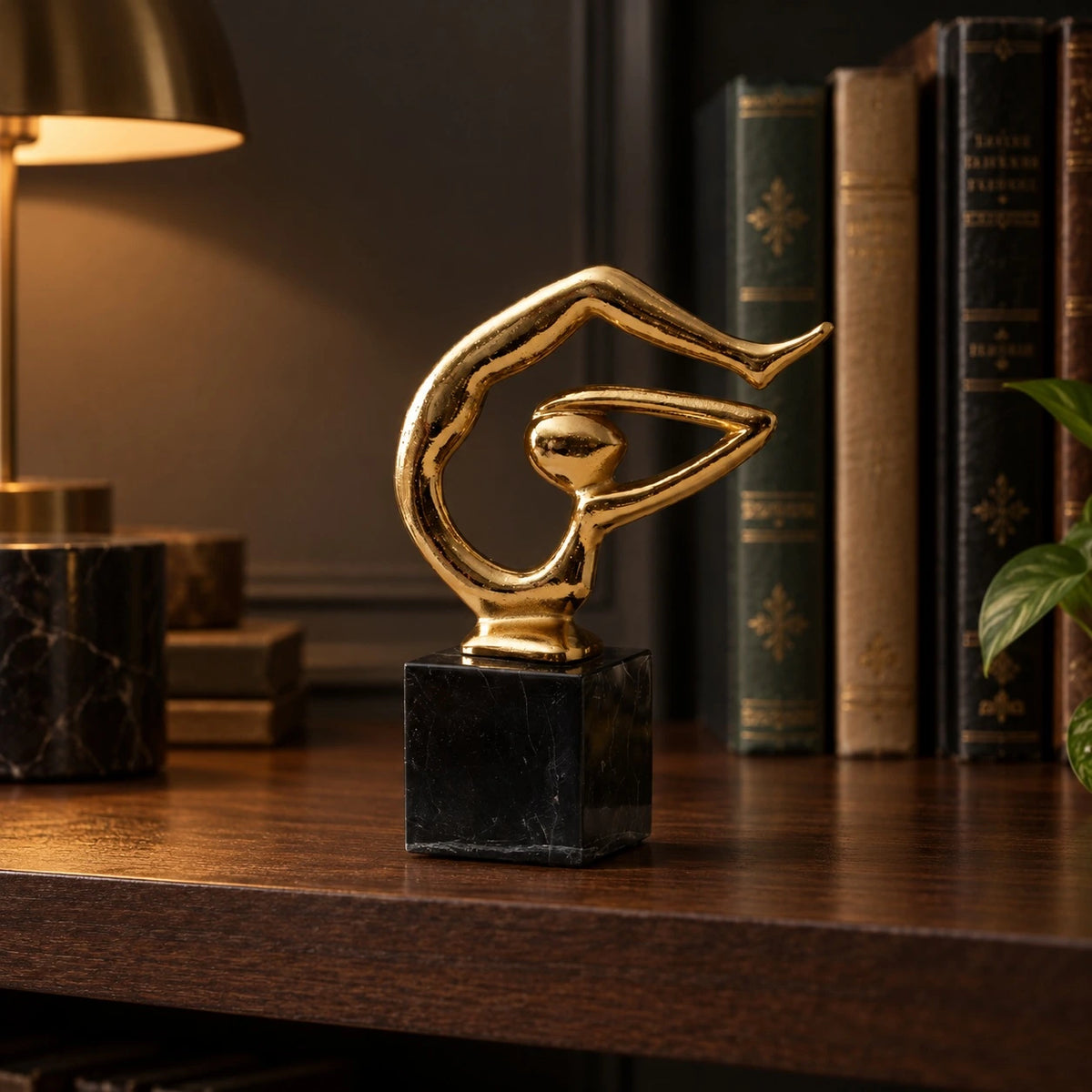 Gimnastas decorativas en blanco y dorado – adorno decorativo para sala