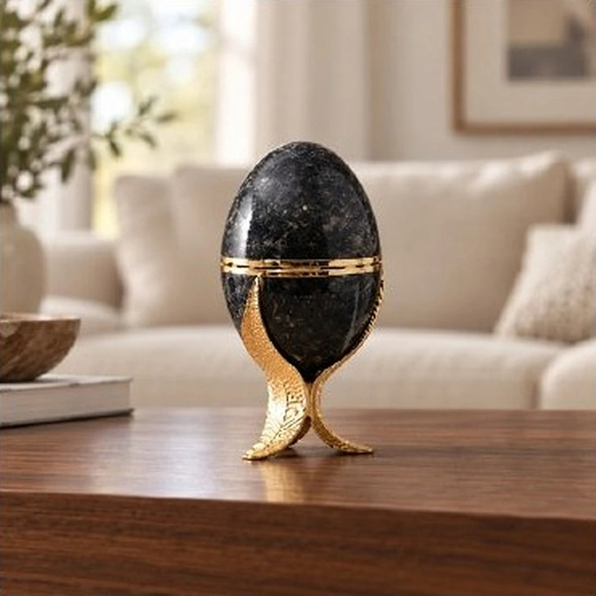Huevo decorativo con plumas en antracita y dorado – adorno decorativo para sala