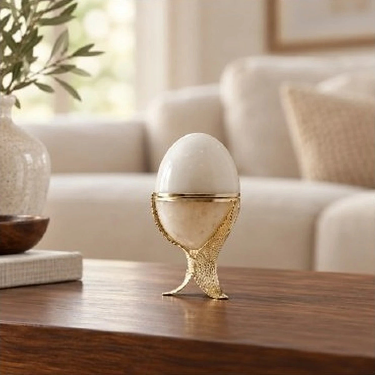 Huevo decorativo con plumas en blanco y dorado – adorno decorativo para sala