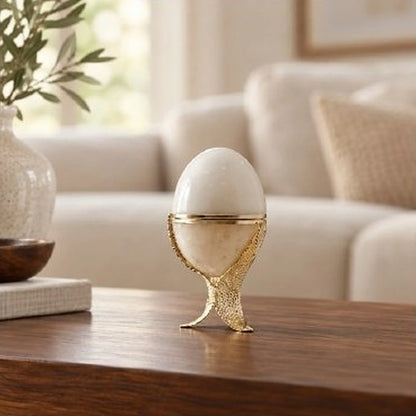 Huevo decorativo con plumas en blanco y dorado – adorno decorativo para sala
