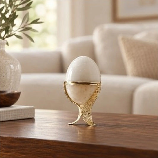 Huevo decorativo con plumas en blanco y dorado – adorno decorativo para sala