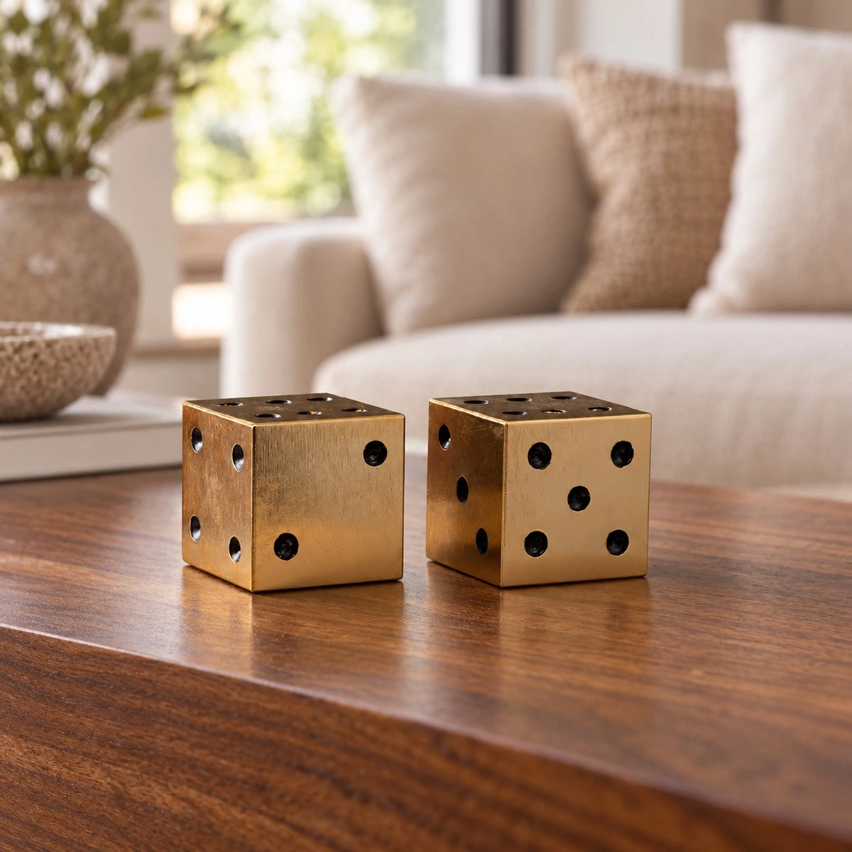 Juego de dados en dorado – decoración de escritorio