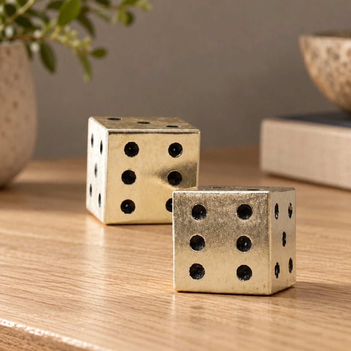 Juego de dados en plateado – decoración de escritorio