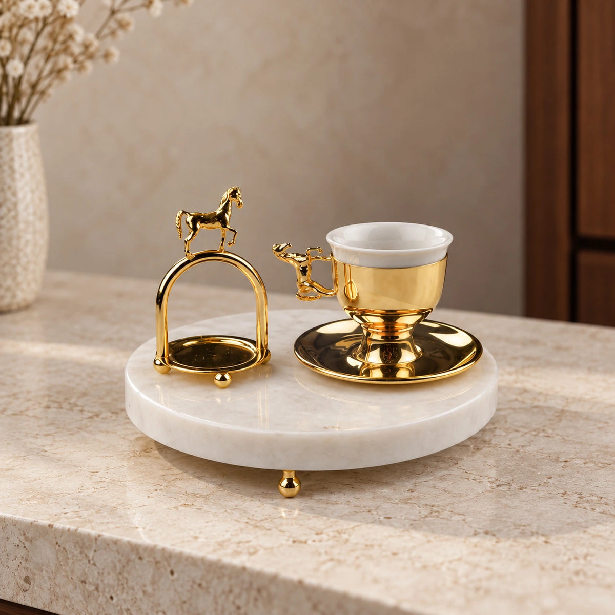 Juego de tazas con bandeja de mármol en blanco y dorado