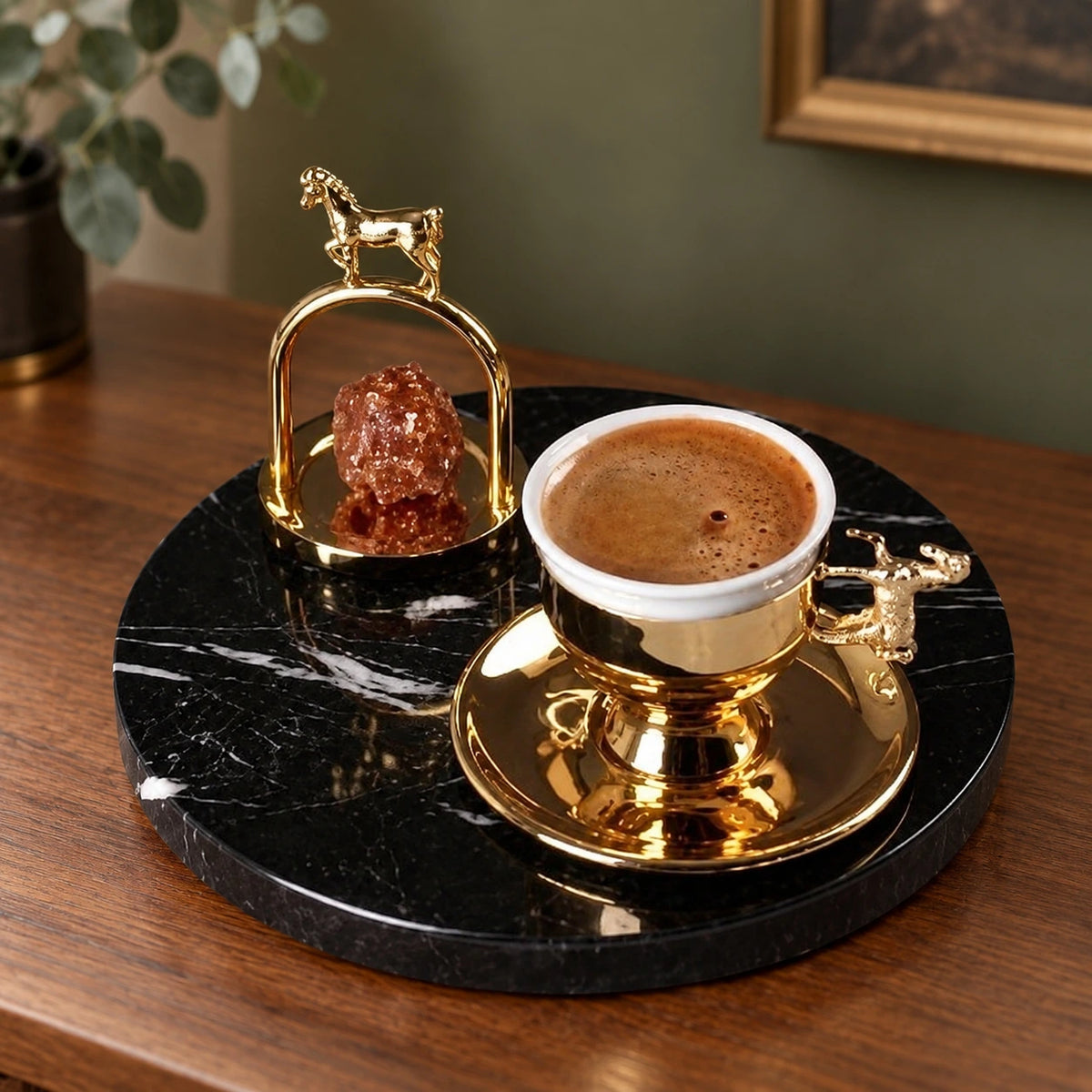 Juego de tazas con bandeja de mármol en negro y dorado