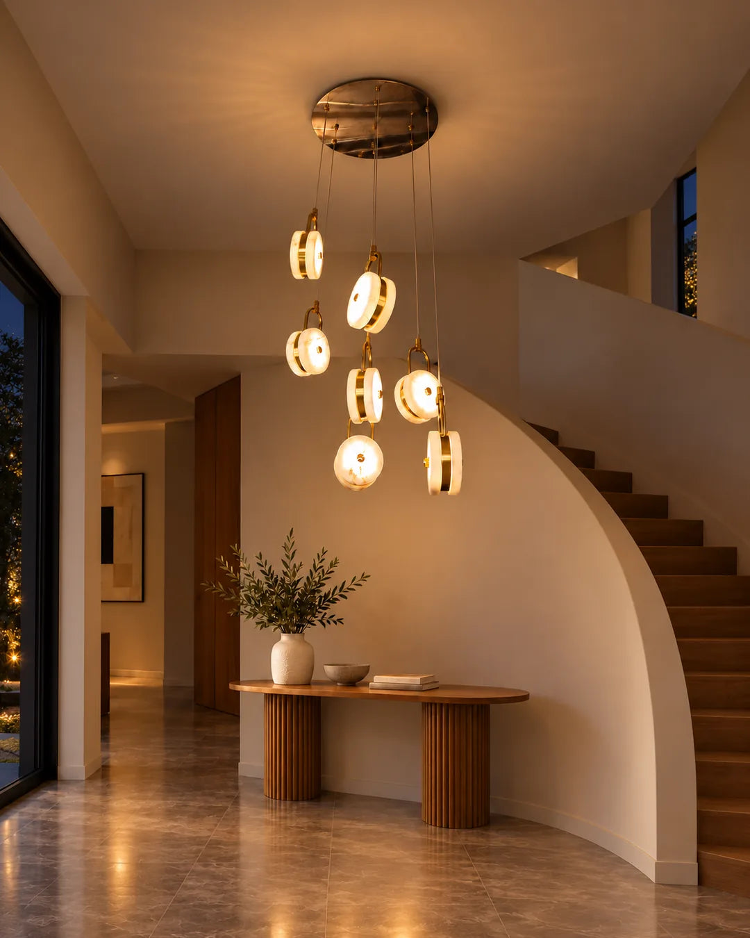 Lámpara colgante Calm 52 cm de base Dorado en ambiente de noche - UZAY Lima