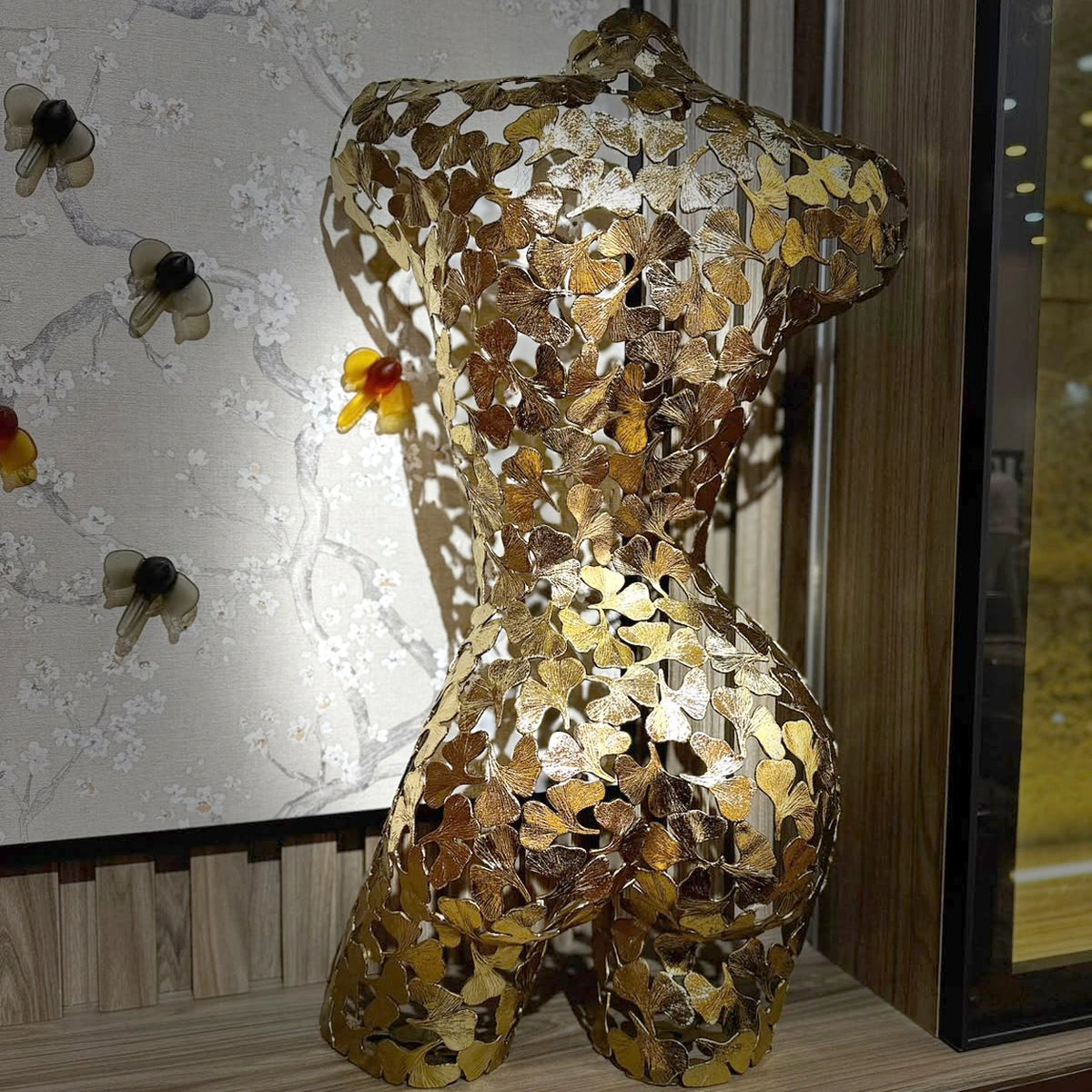 Mujer ginkgo en dorado – adorno decorativo para sala