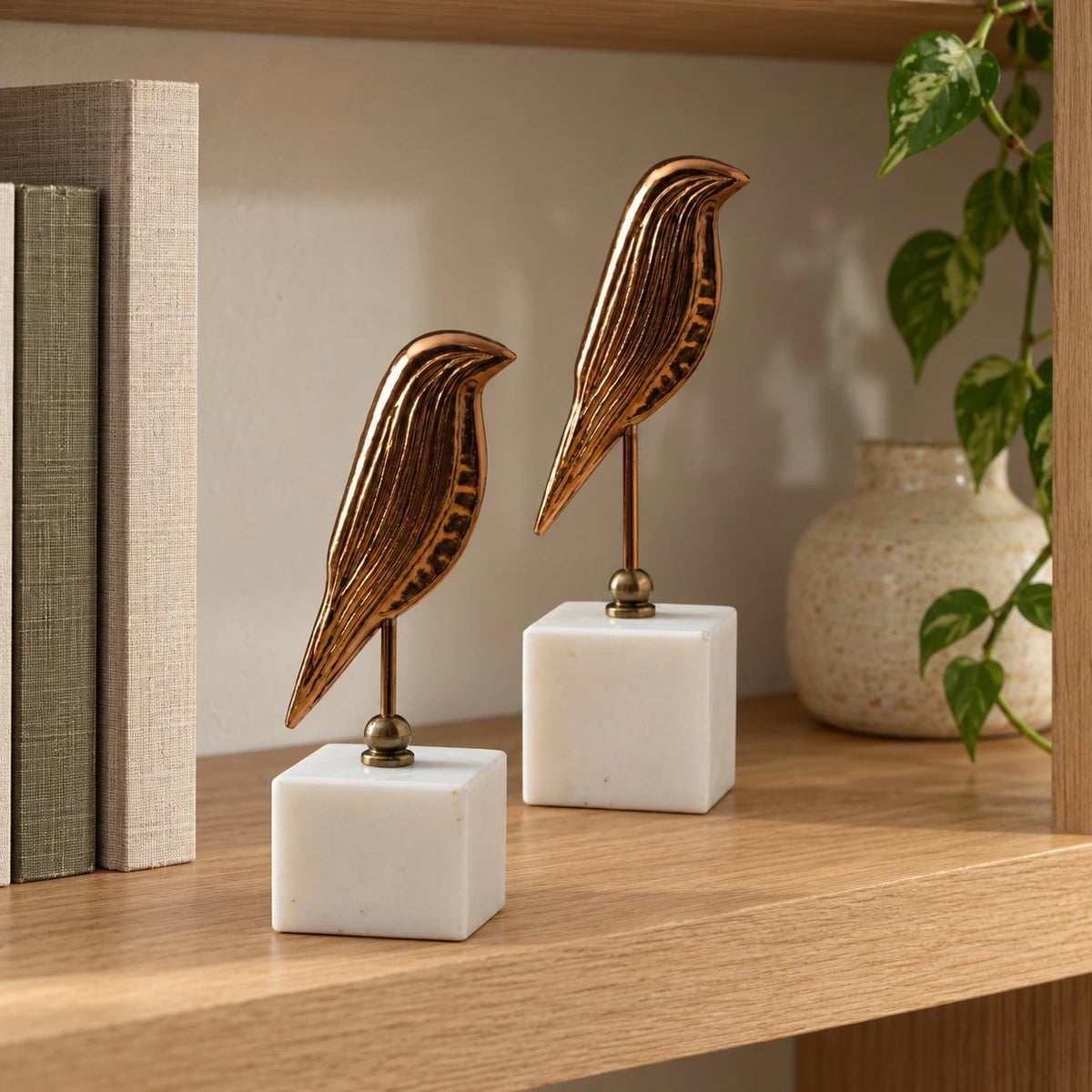 Pájaros en blanco y dorado – adorno decorativo para sala