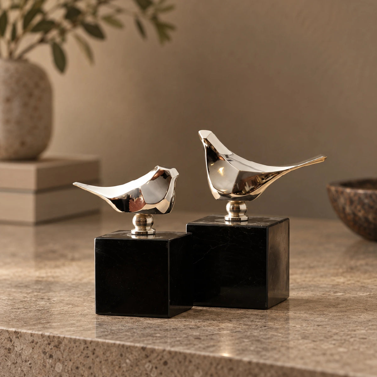 Pájaros origami en blanco y plateado – accesorio de mesa decorativo