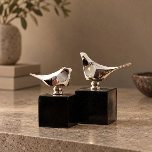 Pájaros origami en blanco y plateado – accesorio de mesa decorativo