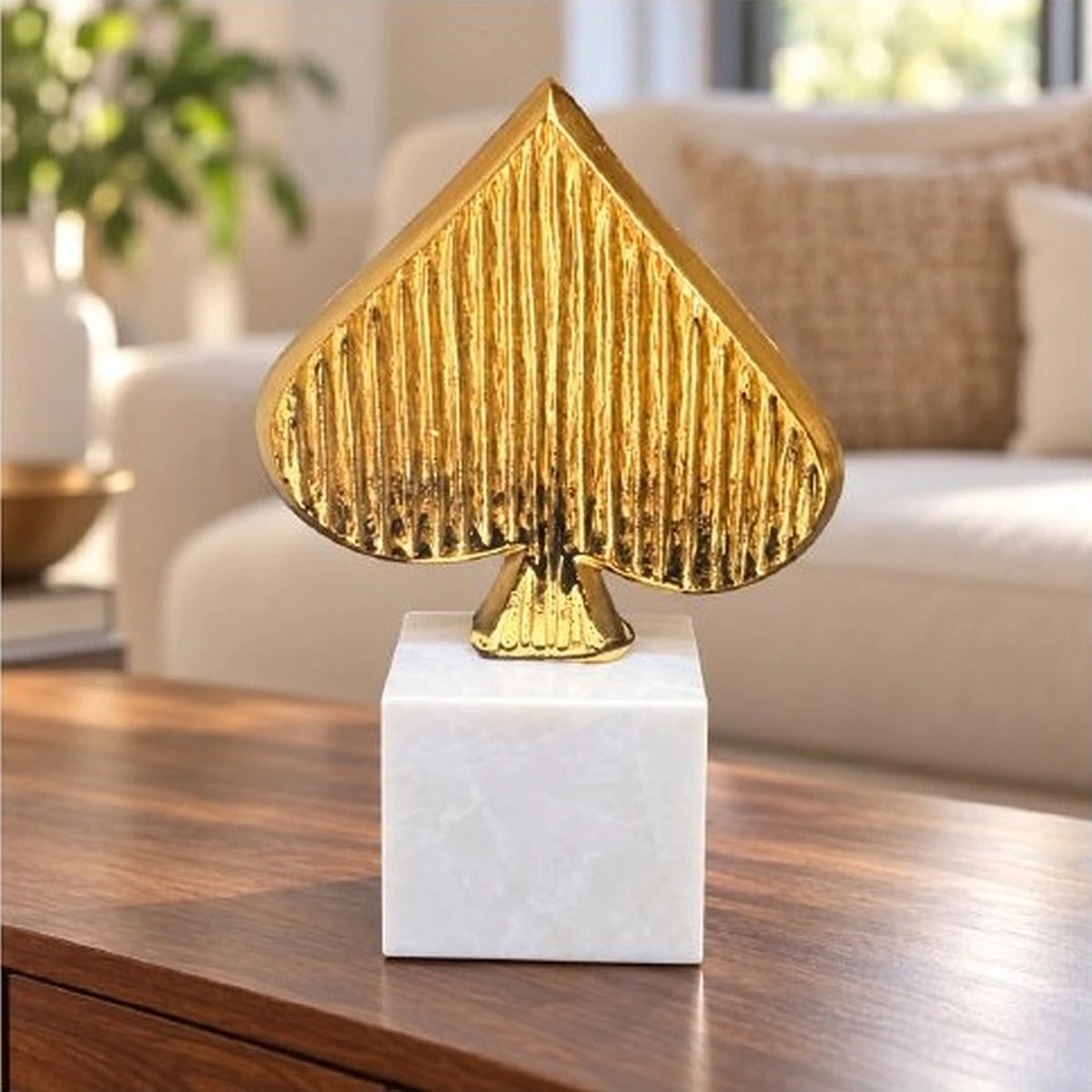 Pica decorativa en blanco y dorado – decoración de escritorio