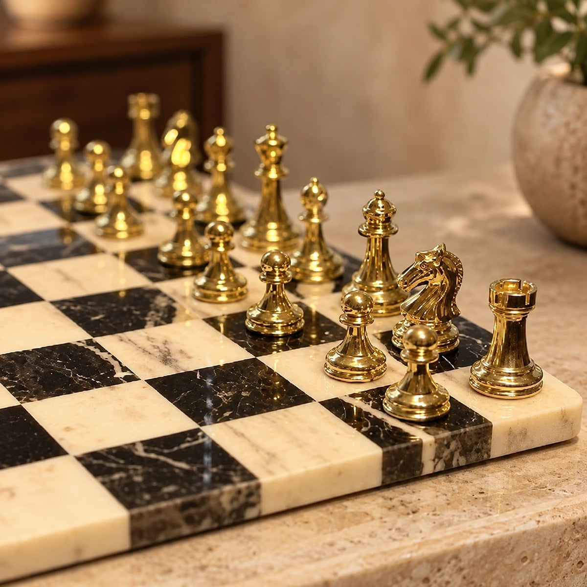Set de ajedrez clásico de mármol en negro, blanco, dorado y plateado – decoración de escritorio