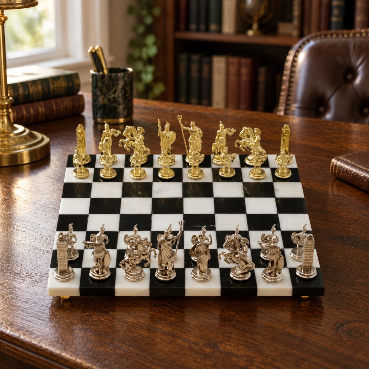 Set de ajedrez de mármol en negro, blanco, dorado y plateado – decoración de escritorio