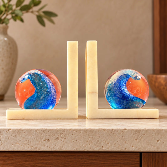Sujetalibros con esferas en azul y blanco – decoración de escritorio