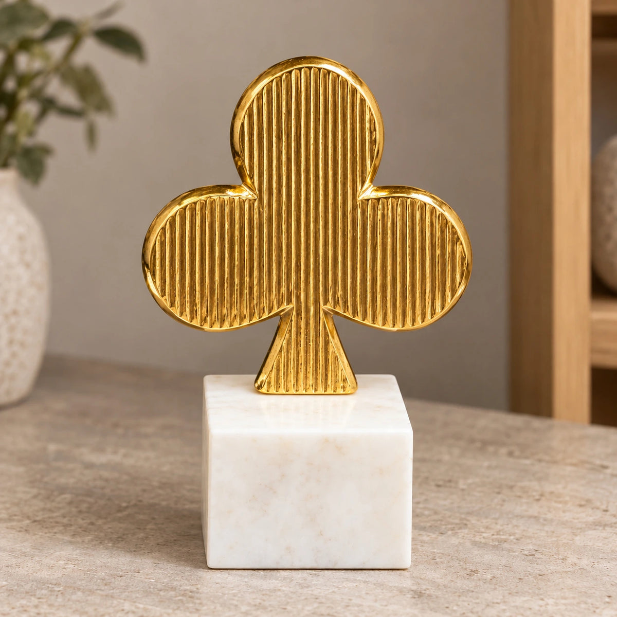 Trébol decorativo en blanco y dorado – adorno decorativo para sala